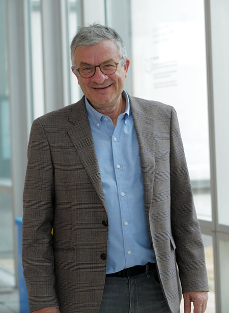 El investigador Juan Bisquert consigue la primera ERC Advanced Grant para la UJI con el objetivo de emular el comportamiento de neuronas y la sinapsis cerebral con chips artificiales de perovskita El investigador Juan Bisquert consigue la primera ERC Advanced Grant para la UJI con el objetivo de emular el comportamiento de neuronas y la sinapsis cerebral con chips artificiales de perovskita