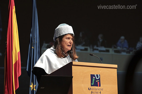Jasone Cenoz: «El multilingüismo es fundamental para generar conocimiento científico y para contribuir a una sociedad mejor informada» Jasone Cenoz: «El multilingüismo es fundamental para generar conocimiento científico y para contribuir a una sociedad mejor informada»