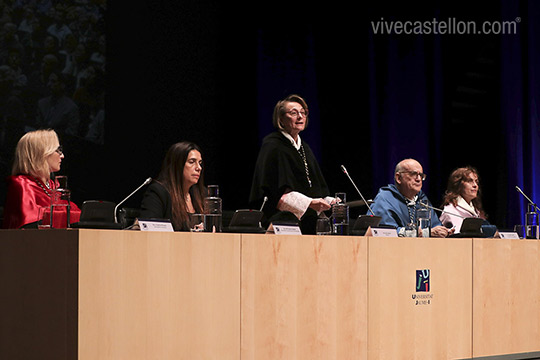Jasone Cenoz: «El multilingüismo es fundamental para generar conocimiento científico y para contribuir a una sociedad mejor informada» Jasone Cenoz: «El multilingüismo es fundamental para generar conocimiento científico y para contribuir a una sociedad mejor informada»