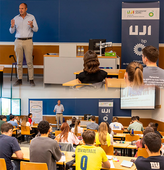 Simon Worthington, vicepresidente de Asuntos Públicos de bp en Europa, comparte en la UJI su visión sobre los retos de la transición energètica