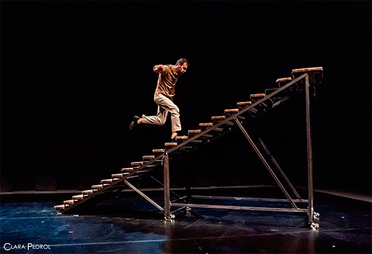 El Paranimf acoge «Ákri», un solo de circo contemporáneo sobre los límites y los espacios de tránsito El Paranimf acoge «Ákri», un solo de circo contemporáneo sobre los límites y los espacios de tránsito