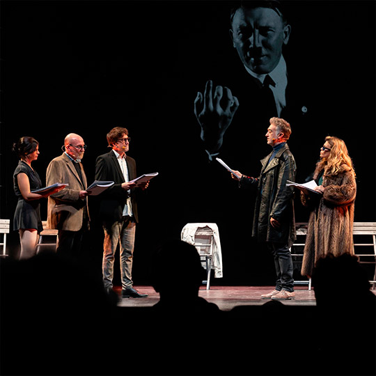 Dramaturgia, acrobacia y circo contemporáneo protagonizan la semana en el Paranimf con «La platja dels alemanys», «Ákri» y «Fly me to the Moon» Dramaturgia, acrobacia y circo contemporáneo protagonizan la semana en el Paranimf con «La platja dels alemanys», «Ákri» y «Fly me to the Moon»