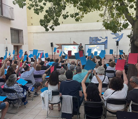 Imaginària fomenta la interacción entre las agrupaciones de fotografía con la celebración de la «Pollastre Night»
