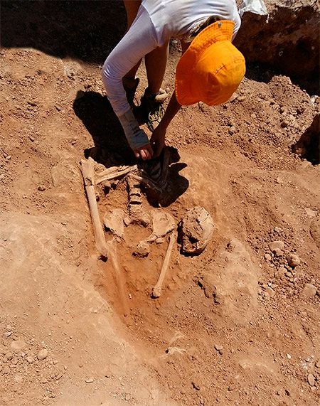 El Aula de Arqueología Mediterránea de la UJI y el MAMBU impulsan una formación especializada en arqueología funeraria en el yacimiento de El Palau