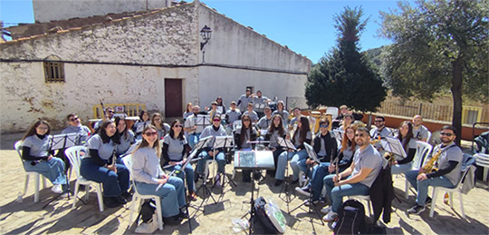 La Banda UJI ompli de música els carrers de la Serratella amb el programa “De poble en poble”
