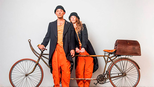 Dramaturgia, acrobacia y circo contemporáneo protagonizan la semana en el Paranimf con «La platja dels alemanys», «Ákri» y «Fly me to the Moon» Dramaturgia, acrobacia y circo contemporáneo protagonizan la semana en el Paranimf con «La platja dels alemanys», «Ákri» y «Fly me to the Moon»