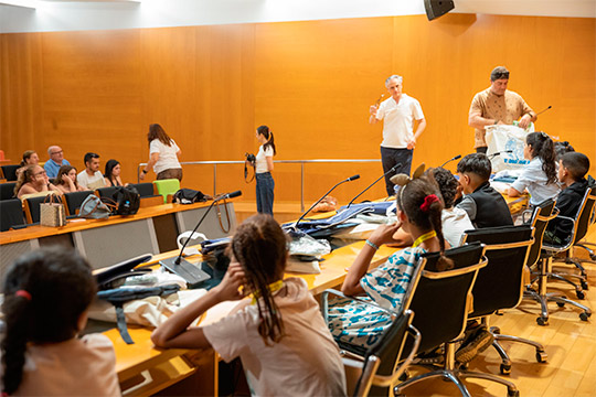 La UJI recibe a niños y niñas de los campos de refugiados saharauis que pasarán el verano con familias de acogida de Castellón La UJI recibe a niños y niñas de los campos de refugiados saharauis que pasarán el verano con familias de acogida de Castellón