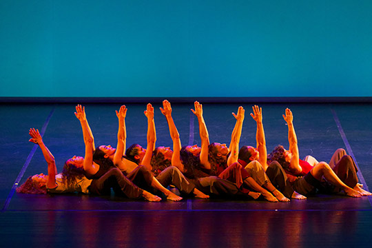 El Paranimf acoge el espectáculo «Açò no és la IA. Què ens fa humans?» del alumnado de los talleres de danza El Paranimf acoge el espectáculo «Açò no és la IA. Què ens fa humans?» del alumnado de los talleres de danza
