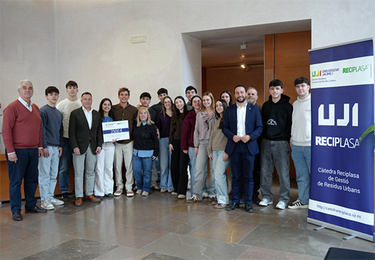 La Cátedra Reciplasa entrega el Premio a la Iniciativa para la Mejora de la Gestión Sostenible de los Residuos Urbanos al IES Llombai de Burriana con su proyecto ‘Posa’t les piles’