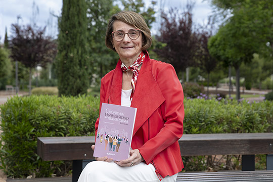 La rectora Eva Alcón recoge su manera de entender la universidad como «bien público y al servicio de la sociedad» en «Crónica de una universidad que transforma»