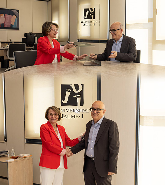 Eva Alcón y Jesús Lancis formalizan el traspaso del Rectorado de la UJI Eva Alcón y Jesús Lancis formalizan el traspaso del Rectorado de la UJI