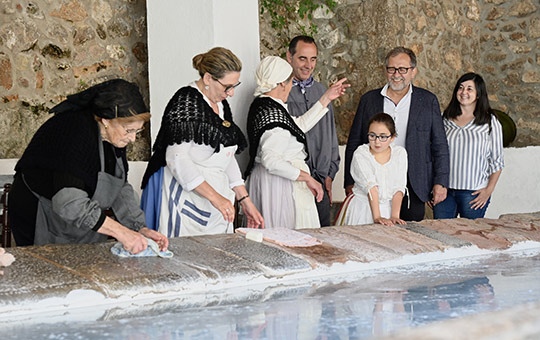 El presidente de la Diputación de Castellón, José Martí, ha asistido hoy a la 'Mostra de la vida tradicional Vilafamés 1900' El presidente de la Diputación de Castellón, José Martí, ha asistido hoy a la 'Mostra de la vida tradicional Vilafamés 1900'