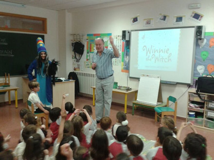 El ilustrador sudafricanoKorky Paul visita el colegio Lledó