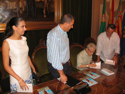 presentación del libro "Antologia poètica (1968-2010)" de Vicent Pau Serra i Fortuño, que ha tenido lugar en el Salón de Plenos del Ayuntamiento. Este acto ha contado con la presencia del propio autor, el concejal de Cultura, Vicent Sales, la Reina de las Fiestas, María España, el Presidente de la Junta de Festes, Jesús López y el concejal Juan María Calles, autor del prólogo de este libro. La presentación forma parte de la programación de las 'Festes de Sant Cristòfol'. 