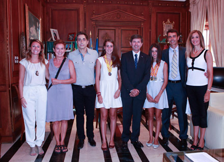 El alcalde recibe a María Artigas tricampeona de España de natación de verano alevín El alcalde recibe a María Artigas tricampeona de España de natación de verano alevín
