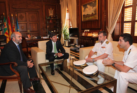 visita de cortesía al Alcalde de Castellón, Alfonso Bataller, del capitán de navío, Bartolomé Cánovas, de la Comandancia Naval de Valencia