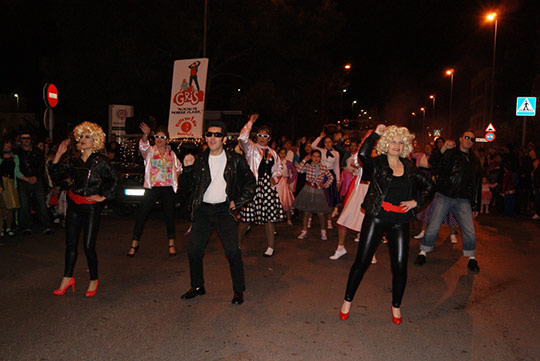 El carnaval en Benicàssim con desfile de distraces y carrozasf aEl carnaval en Benicàssim con desfile de distraces y carrozas