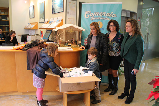 Iciar Bengoechea y Alfredo González, ganadores de los últimos cheques de la campaña Christmas Shopping de Benicàssim