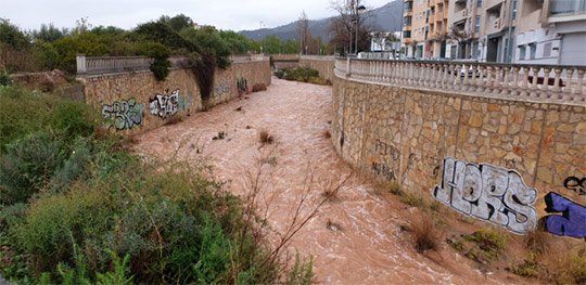 El temporal provoca calles anegadas y cortes de barrancos en Benicàssim