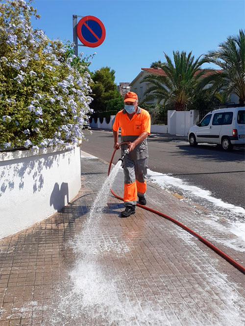 Benicàssim mantiene el refuerzo de limpieza y desinfección en zonas vulnerables