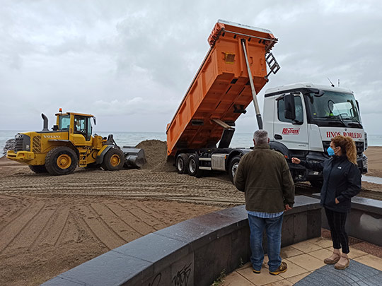 Costas inicia los trabajos de reposición de arena en las playas de Benicàssim 