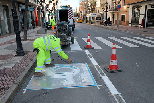 Benicàssim realiza labores de repintado de señalización horizontal