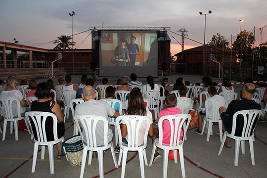 Benicàssim amplía hasta final de mes el cine de verano en el CEIP Palmerar