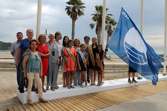 Benicàssim iza la bandera azul en sus cinco playas 