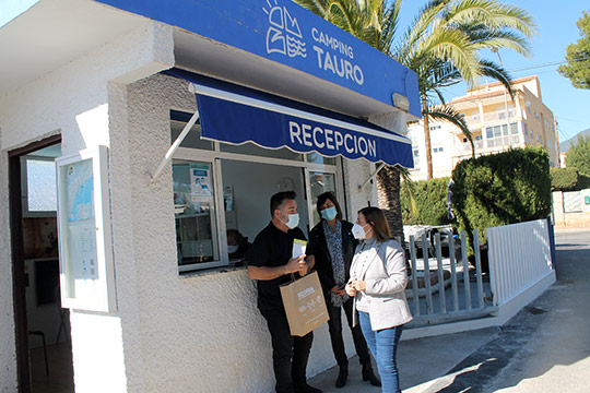 Benicàssim refuerza la campaña ‘Tu mascota, tu responsabilidad’ en hoteles y campings