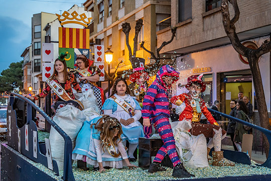 Las calles de Benicàssim se inundan de color en el desfile de Carnaval