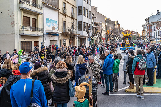 Las calles de Benicàssim se inundan de color en el desfile de Carnaval