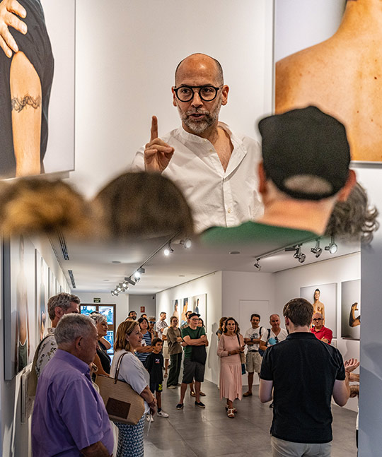 La exposición Fitxats-Tatuats de Germán Gómez aterriza en el Centre Municipal Melchor Zapata de Benicàssim