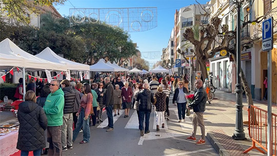 Benicàssim celebra 35 años de solidaridad con el Mercado Navideño del Grup Viure