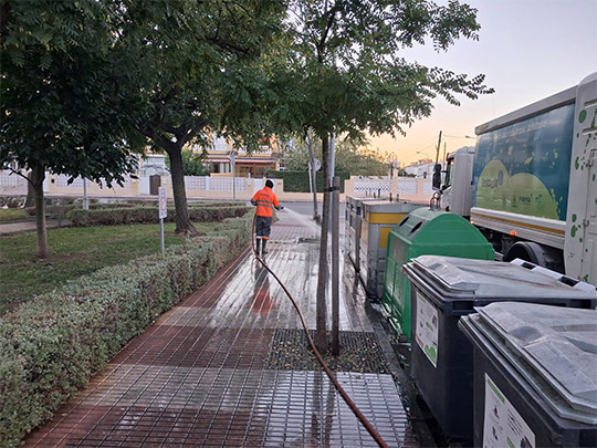 Benicàssim intensifica el plan de limpieza por todo el casco urbano 