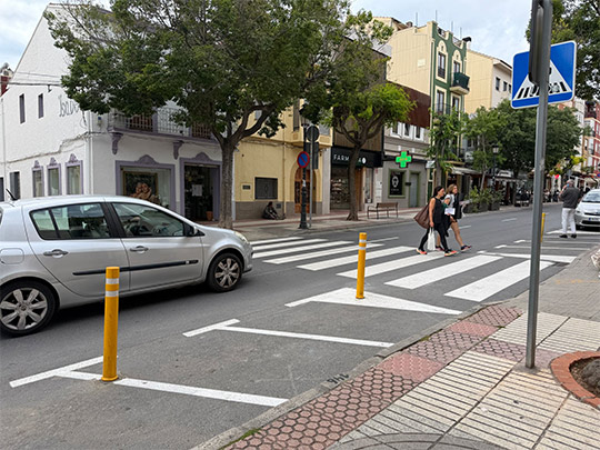 Benicàssim refuerza la seguridad vial con la instalación de captafaros solares en pasos de peatones