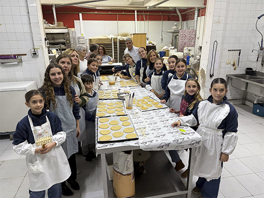 Benicàssim hornea 23.000 “coquetes de Sant Antoni” en honor a su patrón