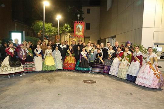 Benicàssim da el pistoletazo de salida a las fiestas en honor a Sant Antoni y Santa Àgueda con el tradicional traslado del estandarte