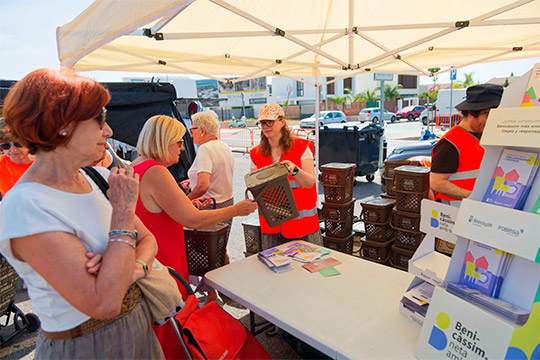 Benicàssim facilita la separación de residuos orgánicos en los hogares con el reparto de 20.000 cubos marrones y bolsas biodegradables