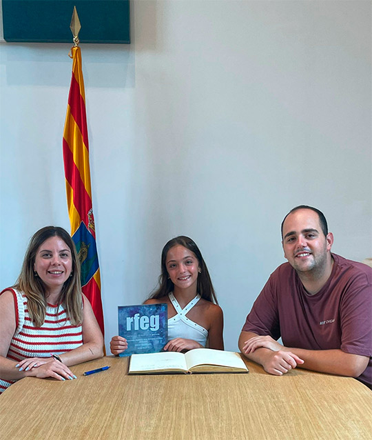 La gimnasta Irene Felip firma el libro de honor de Betxí tras proclamarse campeona de España La gimnasta Irene Felip firma el libro de honor de Betxí tras proclamarse campeona de España
