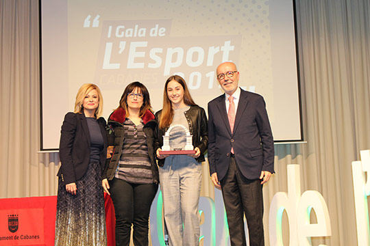 Cabanes galardona a la atleta Paola Lavernia como mejor deportista del año