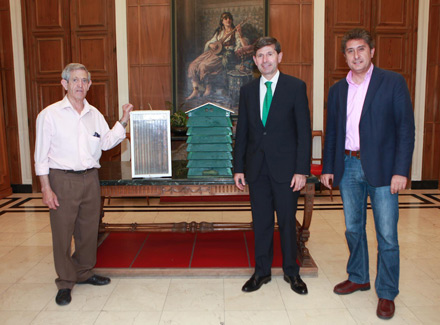 El Ayuntamiento de Castellón ubicará cinco atrapaenjambres en la ciudad para evitar colmenas en el exterior de viviendas El Ayuntamiento de Castellón ubicará cinco atrapaenjambres en la ciudad para evitar colmenas en el exterior de viviendas