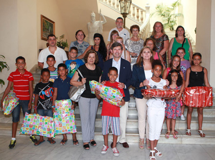Un grupo de niños y niñas saharauis visitan al alcalde Un grupo de niños y niñas saharauis visitan al alcalde