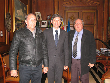 Javier Vidal y Juan Bort presentan el calendario de actividades del Club Moto Clásica de Castellón Javier Vidal y Juan Bort presentan el calendario de actividades del Club Moto Clásica de Castellón