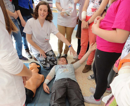 La Escuela de Enfermería del General de Castelló forma en primeros auxilios a alumnos de Primaria La Escuela de Enfermería del General de Castelló forma en primeros auxilios a alumnos de Primaria