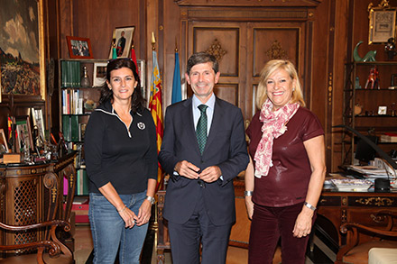 Representantes de la colla Bacalao visitan el Ayuntamiento