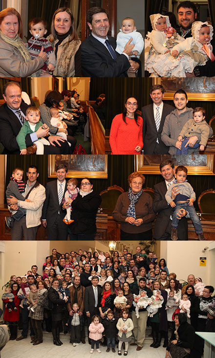 Entrega de medallitas a los recién nacidos