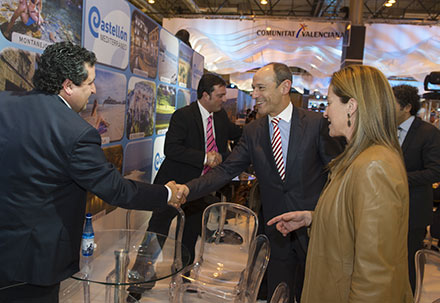 Moliner cierra en Fitur un acuerdo para traer a la provincia 60.000 pernoctaciones de turistas rusos durante este año Moliner cierra en Fitur un acuerdo para traer a la provincia 60.000 pernoctaciones de turistas rusos durante este año