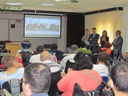 La Diputación enseña entre los colectivos de personas con discapacidad a navegar en su nueva web accesible La Diputación enseña entre los colectivos de personas con discapacidad a navegar en su nueva web accesible