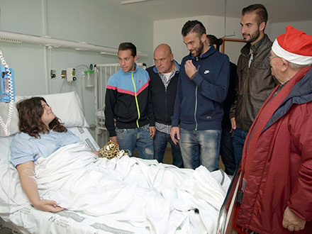 El CD Castellón y el atleta Pablo Torrijos visitan la planta de Pediatría del General