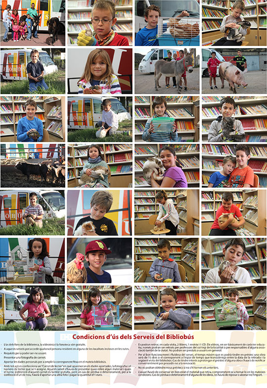 La  biblioteca móvil dedica su calendario de visitas a los niños lectores usuarios del servicio y sus mascotas